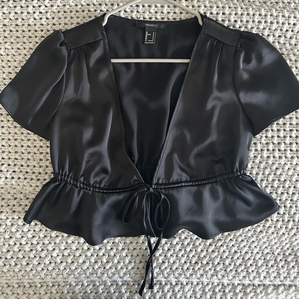 SATIN CROPPED TIE FRONT TOP | BLACK | SIZE SMALL